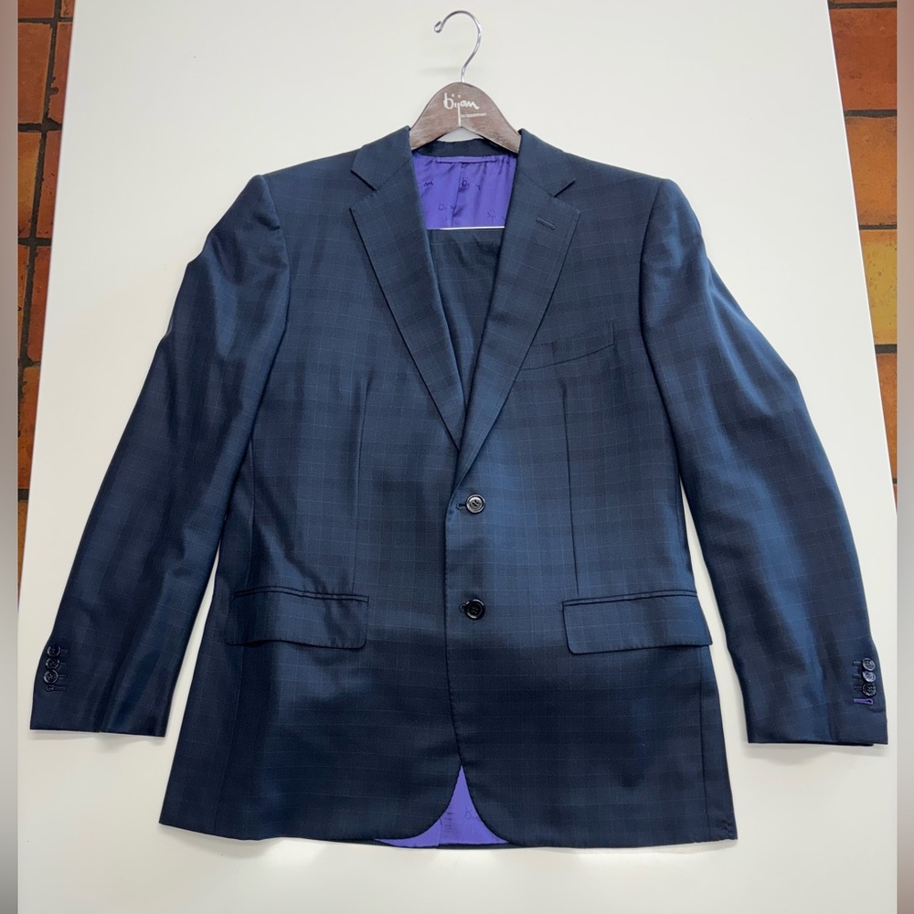 Bijan suit in excellent condition dark blue